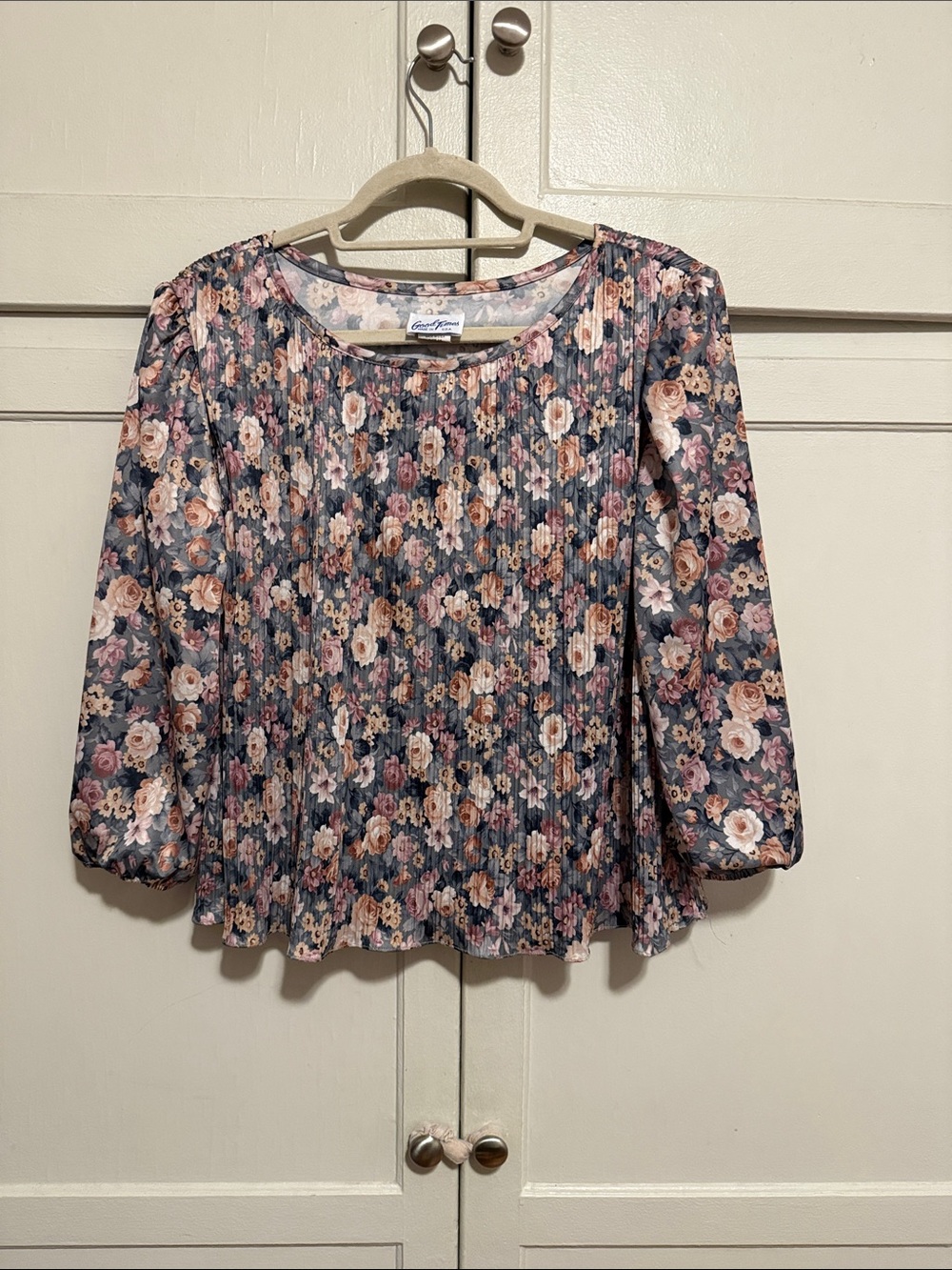Vintage floral top with all the precious details